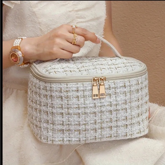 Tweed Cosmetic Storage Tote Bag
- Durable Travel Toiletry Organizer - Picture 10 of 12